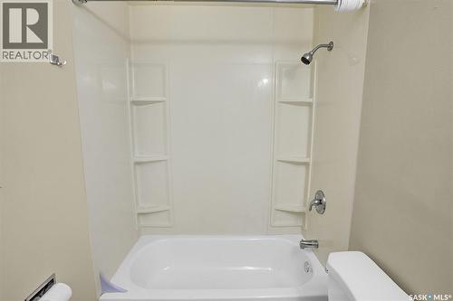 13 2358 Rae Street, Regina, SK - Indoor Photo Showing Bathroom