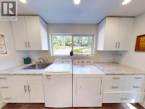 9771 View Road, Powell River, BC - Indoor Photo Showing Laundry Room