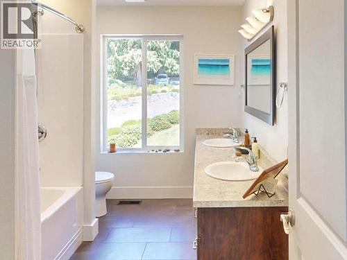 9771 View Road, Powell River, BC - Indoor Photo Showing Bathroom