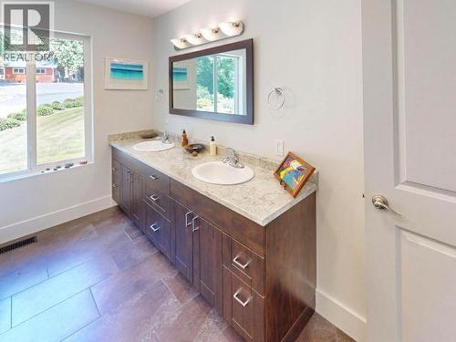 9771 View Road, Powell River, BC - Indoor Photo Showing Bathroom