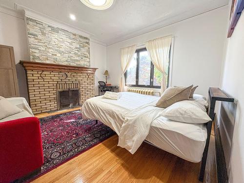 Primary bedroom - 3547 Boul. Décarie, Montréal (Côte-Des-Neiges/Notre-Dame-De-Grâce), QC - Indoor Photo Showing Bedroom With Fireplace