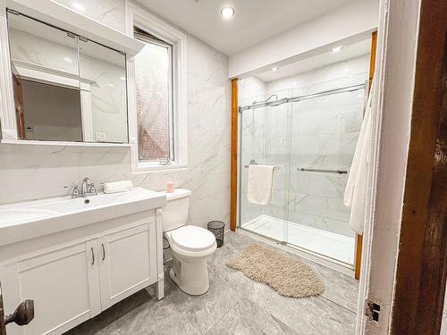 Bathroom - 3547 Boul. Décarie, Montréal (Côte-Des-Neiges/Notre-Dame-De-Grâce), QC - Indoor Photo Showing Bathroom