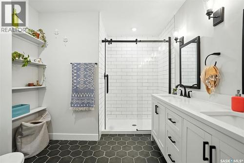 1124 9Th Street E, Saskatoon, SK - Indoor Photo Showing Bathroom