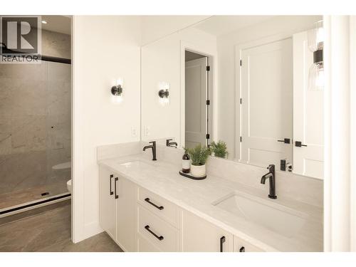 1004 Bull Crescent, Kelowna, BC - Indoor Photo Showing Bathroom