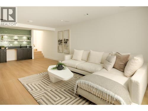 1004 Bull Crescent, Kelowna, BC - Indoor Photo Showing Living Room