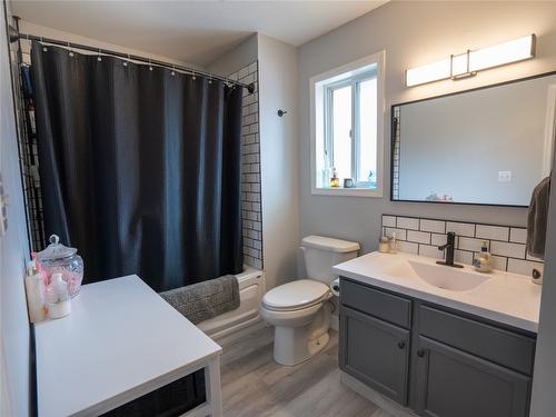 107-1458 Penticton Avenue, Penticton, BC - Indoor Photo Showing Bathroom