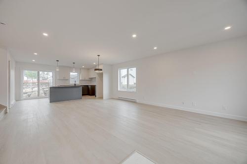 Hall d'entrée/Vestibule - 70 Rue De La Traverse, Boischatel, QC - Indoor Photo Showing Living Room