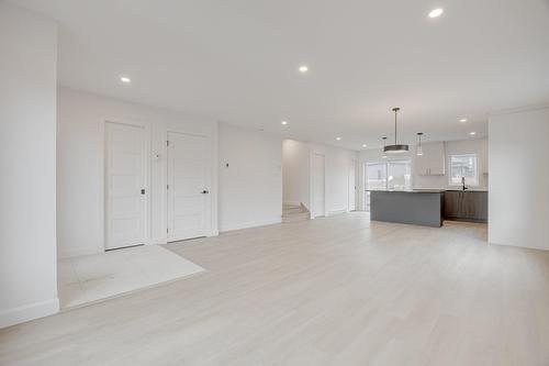 Salon - 70 Rue De La Traverse, Boischatel, QC - Indoor