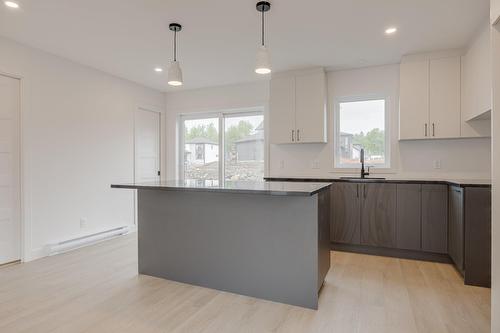 Cuisine - 70 Rue De La Traverse, Boischatel, QC - Indoor Photo Showing Kitchen With Upgraded Kitchen