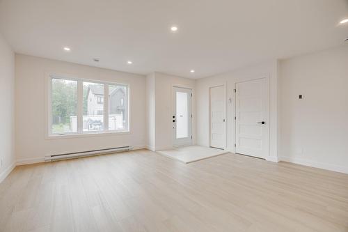 Salon - 70 Rue De La Traverse, Boischatel, QC - Indoor Photo Showing Other Room
