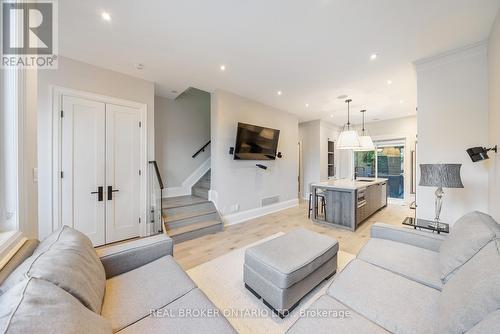 172-174 Victoria Street, Newmarket, ON - Indoor Photo Showing Living Room