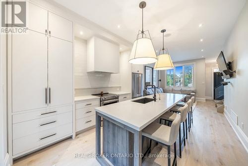 172-174 Victoria Street, Newmarket, ON - Indoor Photo Showing Kitchen With Upgraded Kitchen