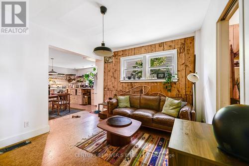188 Armstrong Street, Ottawa, ON - Indoor Photo Showing Living Room