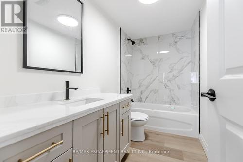 92 Pearl Street S, Hamilton, ON - Indoor Photo Showing Bathroom