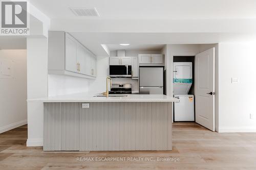 92 Pearl Street S, Hamilton, ON - Indoor Photo Showing Kitchen