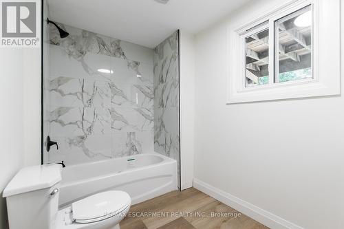 92 Pearl Street S, Hamilton, ON - Indoor Photo Showing Bathroom