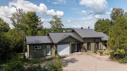 82 Ch. des Courbes  Lac-Saint-Paul, QC J0W 1K0