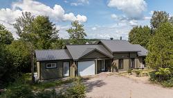 82 Ch. des Courbes  Lac-Saint-Paul, QC J0W 1K0