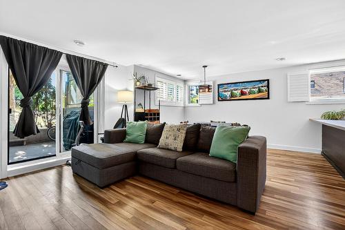 Living room - 001-3661 Rue Fernand-Flipot, Longueuil (Saint-Hubert), QC - Indoor Photo Showing Living Room