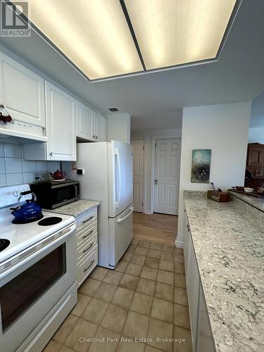 5 - 3421 Grandview Forest Glen Drive, Huntsville (Chaffey), ON - Indoor Photo Showing Kitchen