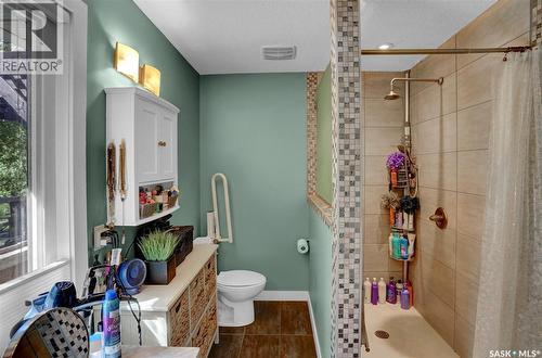 1614 11Th Avenue Nw, Moose Jaw, SK - Indoor Photo Showing Bathroom