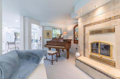 Salon - 219 Rue De La Noue, Montréal (Verdun/Île-Des-Soeurs), QC 