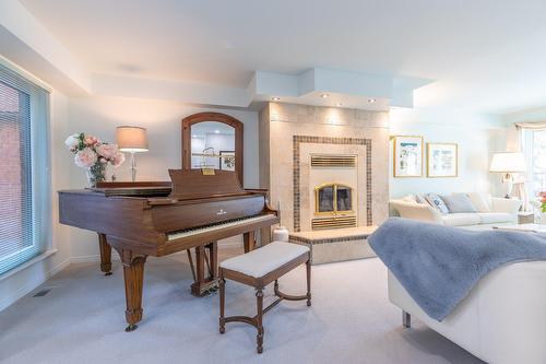 Salon - 219 Rue De La Noue, Montréal (Verdun/Île-Des-Soeurs), QC 