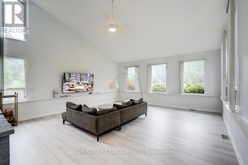 8 Waterbend Drive, Georgina, ON - Indoor Photo Showing Living Room
