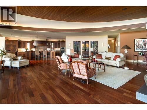 704 Barnaby Road, Kelowna, BC - Indoor Photo Showing Living Room