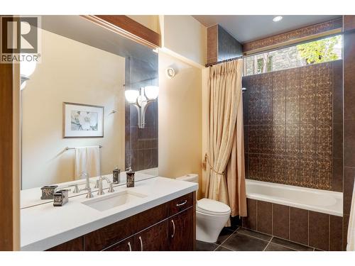 704 Barnaby Road, Kelowna, BC - Indoor Photo Showing Bathroom