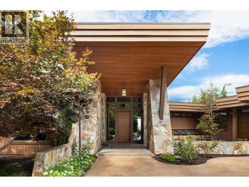 704 Barnaby Road, Kelowna, BC - Outdoor