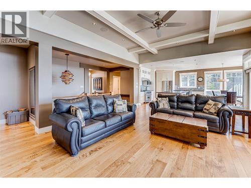 6054 Lynx Drive, Vernon, BC - Indoor Photo Showing Living Room