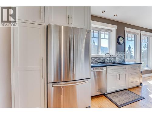 6054 Lynx Drive, Vernon, BC - Indoor Photo Showing Kitchen