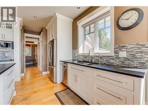 6054 Lynx Drive, Vernon, BC - Indoor Photo Showing Kitchen With Upgraded Kitchen