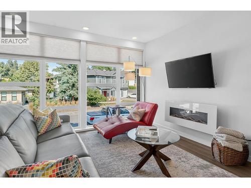 1515 Highland Drive Unit# 33, Kelowna, BC - Indoor Photo Showing Living Room With Fireplace