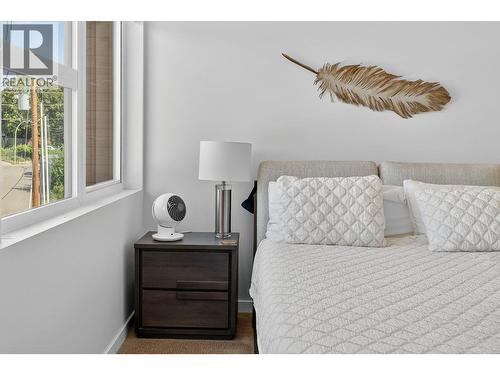 1515 Highland Drive Unit# 33, Kelowna, BC - Indoor Photo Showing Bedroom