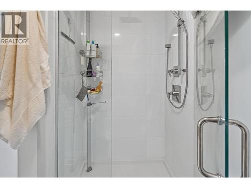 1515 Highland Drive Unit# 33, Kelowna, BC - Indoor Photo Showing Bathroom