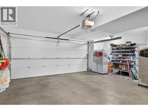 1515 Highland Drive Unit# 33, Kelowna, BC - Indoor Photo Showing Garage