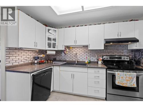 727 Houghton Road Unit# 212, Kelowna, BC - Indoor Photo Showing Kitchen With Double Sink