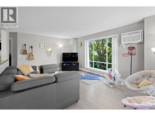 727 Houghton Road Unit# 212, Kelowna, BC - Indoor Photo Showing Living Room