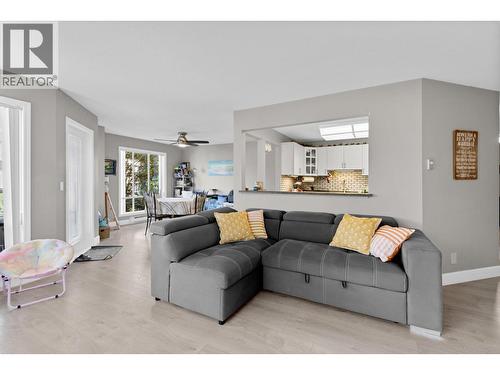 727 Houghton Road Unit# 212, Kelowna, BC - Indoor Photo Showing Living Room