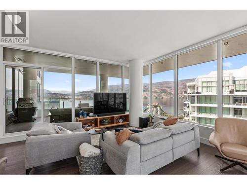 1191 Sunset Drive Unit# 2906 Lot# 191, Kelowna, BC - Indoor Photo Showing Living Room