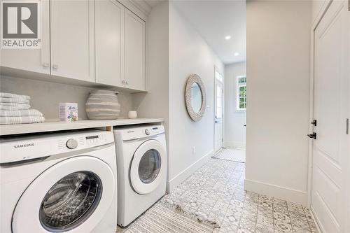 7604 Thomas Street, Plympton-Wyoming, ON - Indoor Photo Showing Laundry Room