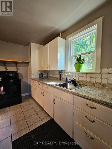 33-35 Havelock Street, Brockville, ON - Indoor Photo Showing Kitchen