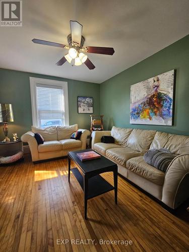 33-35 Havelock Street, Brockville, ON - Indoor Photo Showing Living Room