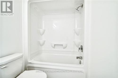 14 Clear Valley Lane, Hamilton, ON - Indoor Photo Showing Bathroom