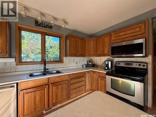 223 Riverside Boulevard, Eastend, SK - Indoor Photo Showing Kitchen With Double Sink
