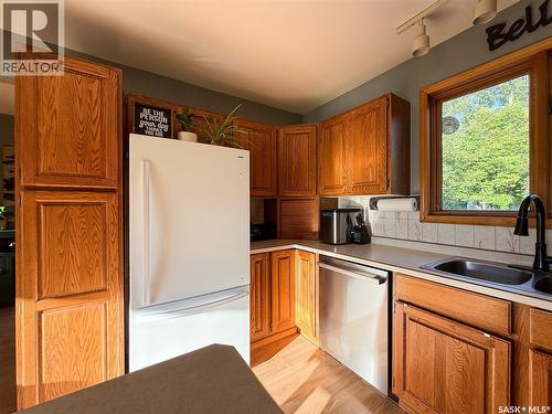 223 Riverside Boulevard, Eastend, SK - Indoor Photo Showing Kitchen