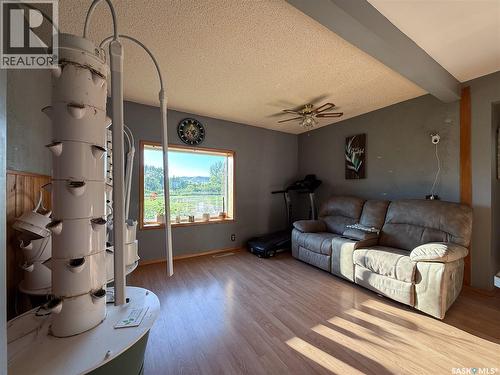 223 Riverside Boulevard, Eastend, SK - Indoor Photo Showing Living Room