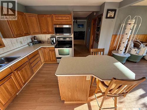 223 Riverside Boulevard, Eastend, SK - Indoor Photo Showing Kitchen